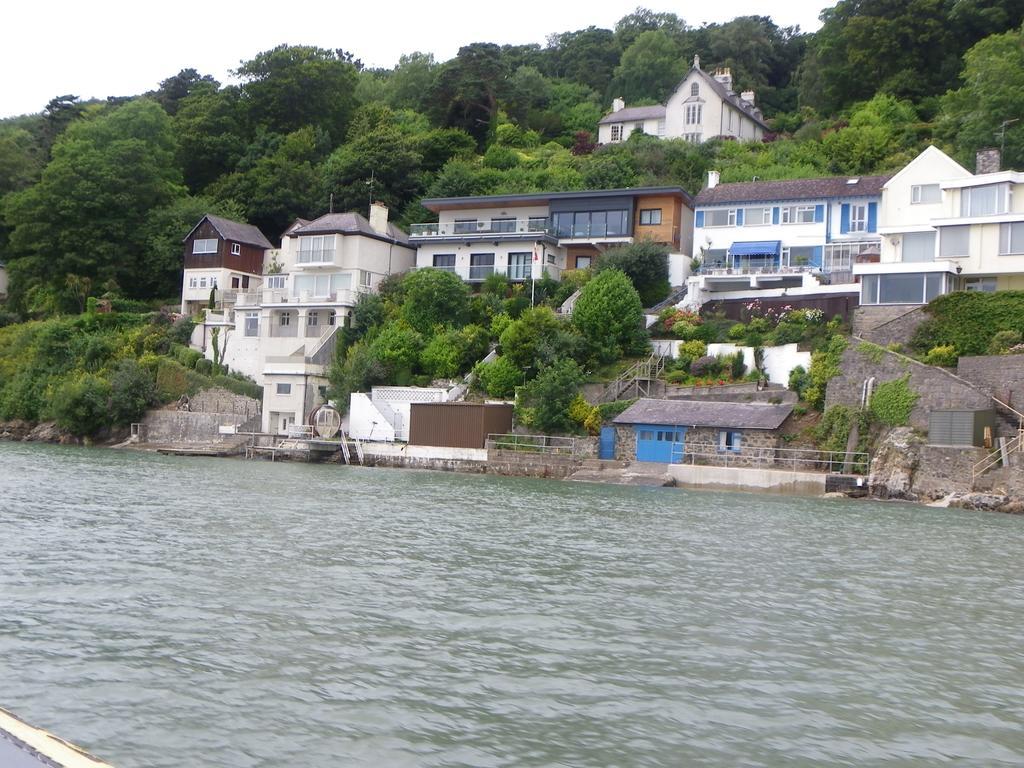 Monravon Guest House Holyhead Exterior photo